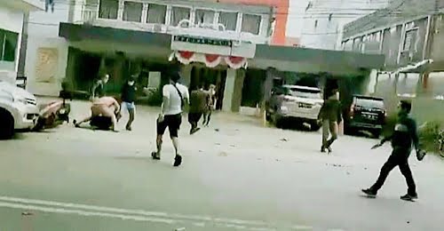 Polisi sergap tiga pria bersenjata tajam di Banjarmasin. (foto: istimewa)