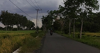 Kawasan Jalan Aes Naustion di Kota Marabahan gelap gulita. (foto: faqih)
