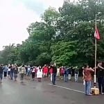Upacara penurunan bendera merah putih di Jalan Hauling Batubara di Kabupaten Tabalong. (foto: istimewa)
