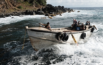 Sebuah perahu yang membawa pasokan AstraZeneca dari Pitcairn tiba di pulau itu setelah menempuh jarak lebih dari 15.000 kilometer. Supplied
