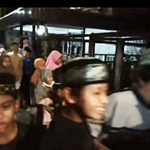 Lihat “Hantu Api” Loncat di Atas Rumah, Warga Banjarmasin Gelar Tolak Bala