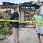 Korban kebakaran di depan rumahnya yang terbakar. (foto: Borneo24/koranbanjar.net)