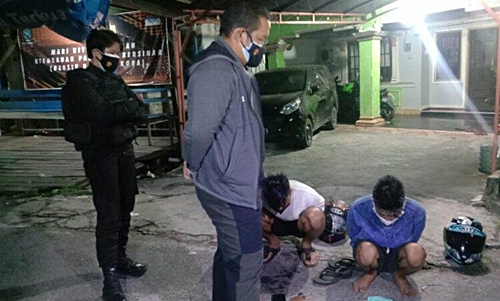 Dua mahasiswa diciduk polisi. (foto: Borneo24/koranbanjar.net)
