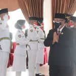 Bupati HSS dan jajaran Forkopimda ucapkan selamat kepada paskibraka, Sabtu (14/8/2021) . (Sumber Foto: Kominfo HSS)