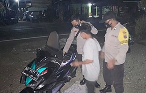 Polisi melakukan aksi sweeing di jalan. (foto: ramli)