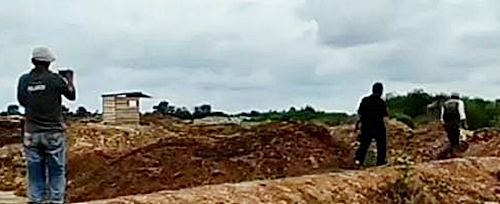 Petugas saat melakukan sidan ke lokasi tambang. (foto: ist)