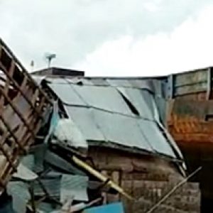 Tali Pengikat Putus, Tongkang Hantam 4 Rumah Warga di Tapin