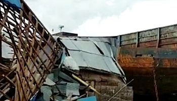 Rumah warga yang dihantam kapal tongkang. (foto: faqih)
