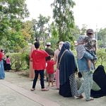 Warga menyaksikan HUT RI di Kota Barabai. (foto: ramli)