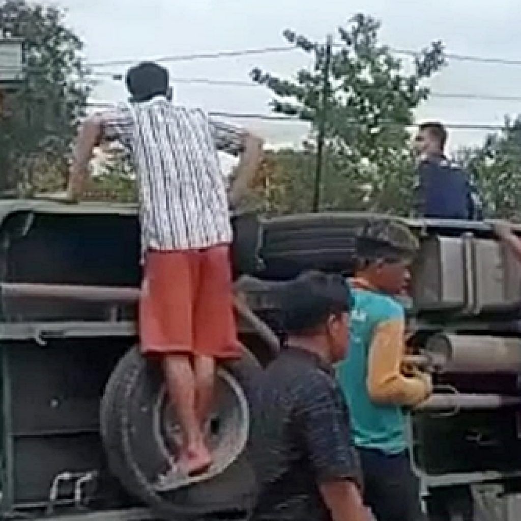 Minibus Kemenkumham Bermuatan 10 Narapidana Terbalik di Batola