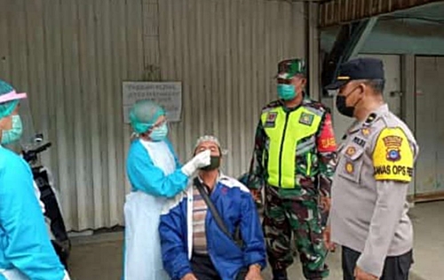 Masyarakat harus menjalani tes wab antgen di tempat di Kota Barabai. (foto:ist)