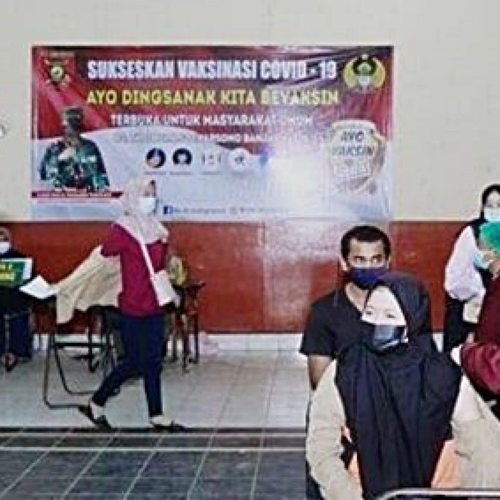 Meski Hujan, Warga Tetap Antusias Ikuti Vaksinasi di RS TPT Banjarmasin   