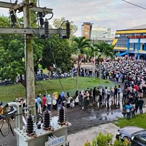 Warga Berjubel Antre Vaksin di Banjarmasin, BLF; Penyelenggara Harus Diberi Sanksi