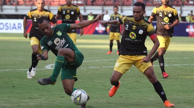 Winger Timnas Indonesia,Rizky Pora (kanan) saat memperkuat klubnya, Barito Putera di Liga 1 2019. [ANTARA FOTO/Moch Asim]