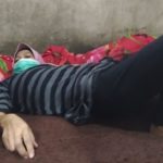 Cucu (45), Warga Asal Cikalong Wetan, Kabupaten Bandung Barat yang mengalami gangguan kesehatan tak bisa tidur selama 7 tahun belakangan ini. [Suara.com/Ferrye Bangkit Rizki]