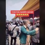 Tangkapan layar Gubernur DKI Anies Baswedan terperosok ke dalam saluran air. [TikTok]