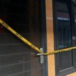 Garis polisi terpasang di kediaman SS (29) yang nekat bunuh diri live via TikTok di Rusun Bidara Cina, Jatinegara, Jakarta Timur, Jumat (10/9/2021). [Suara.com/Yosea Arga Pramudita]