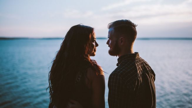 Ilustrasi hubungan asmara langgeng. (unsplash.com/@lndtxphoto)