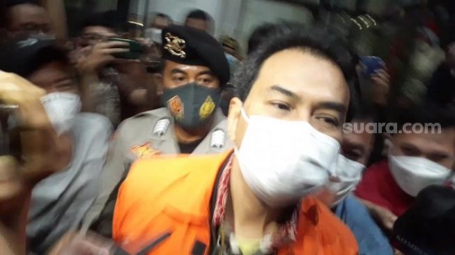 Wakil Ketua DPR RI Azis Syamsuddin setelah resmi ditahan KPK. Dia dititipkan di Rutan Polres Jaksel. (Suara.com/Yaumal)