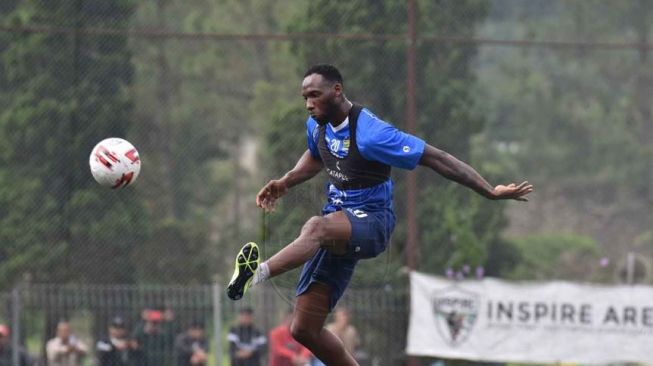 Geoffrey Castillion saat mengikuti sesi latihan Persib Bandung. [Dok. Persib]