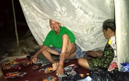 Sepasang lansia yang telantar hidup di Kota Barabai, Kalsel. (foto: ramli)