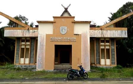 Keadaan gedung pemuda di Kota Barabai, Kabupaten HST. (foto: ramli)
