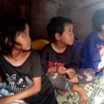 Keluarga ini tidur di kolong meja wedangan yang berada di pinggir Jalan Solo-Semarang tepatnya depan SMPN 3 Kartasura, Desa Kertonatan Kecamatan Kartasura, Sukoharjo. [Suara.com/Ari Welianto]