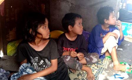 Keluarga ini tidur di kolong meja wedangan yang berada di pinggir Jalan Solo-Semarang tepatnya depan SMPN 3 Kartasura, Desa Kertonatan Kecamatan Kartasura, Sukoharjo. [Suara.com/Ari Welianto]