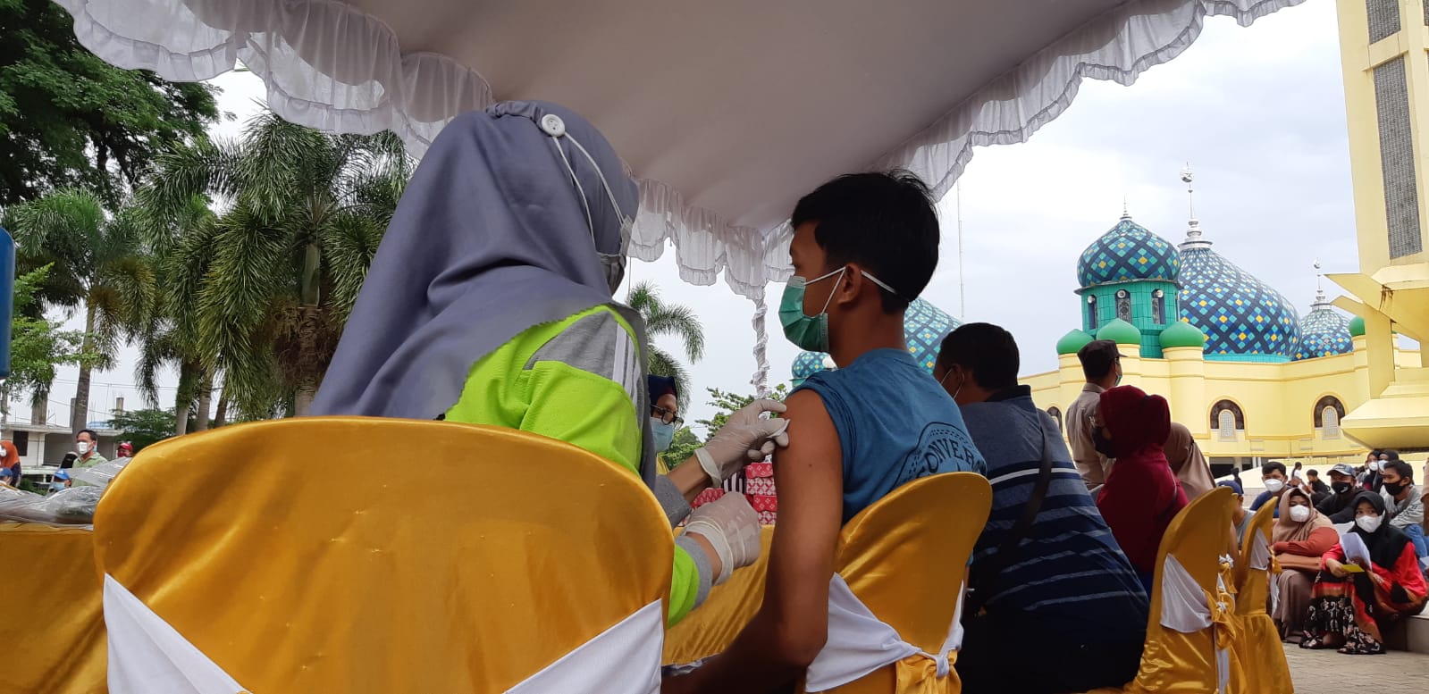 Vaksinasi massal di halaman masjid Al Karomah Martapura. Foto: Dewi/KBnet