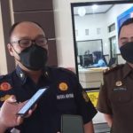 Kasi Intel Kejaksaan Negeri Tanah Laut, Mahardika Prima Wijaya Rusadi saat wawancara dengan koranbanjar.net. foto: leon)