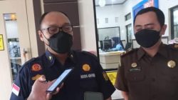 Kasi Intel Kejaksaan Negeri Tanah Laut, Mahardika Prima Wijaya Rusadi saat wawancara dengan koranbanjar.net. foto: leon)