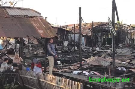 Kebakaran yang terjadi pada rumah dinas (rumdin) guru di Kecamatan Gambut, Kabupaten Banjar, Kalimantan Selatan, Sabtu, (24/9/2021). (foto: dok koranbanjar.net)