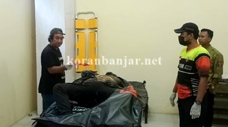 Jasad Agus Sayuti (42), warga Jalan Sungai Baru, Gang Gusti No 17 RT 03, RW 02, Kelurahan Sungai Baru, Kecamatan Banjarmasin Tengah, Kota Banjarmasin ditemukan sudah membusuk. (foto: yanda)