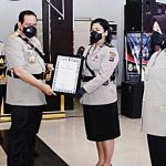 Kapoleda Kalsel memberikan penghargaan kepada perwakilan Polwan.