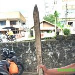 SENJATA - Kayu salah satu senjata yang digunakan sekelompok remaja Minggu pagi, (26/9/2021) di kawasan wisata Siring Bakantan, Kota Banjarmasin, Kalsel. (foto: leon/koranbanjar.net)