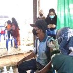 Masyarakat menjalani vaksinasi COVID di Kabupaten HSS. (foto: ramli)