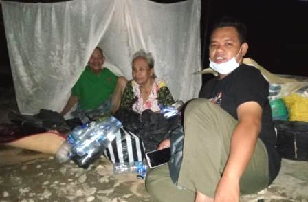 Wartawan koranbanjar.net, Ramli saat melakukan wawancara kepada sepasang lansia ini. (foto: koranbanjar.net)
