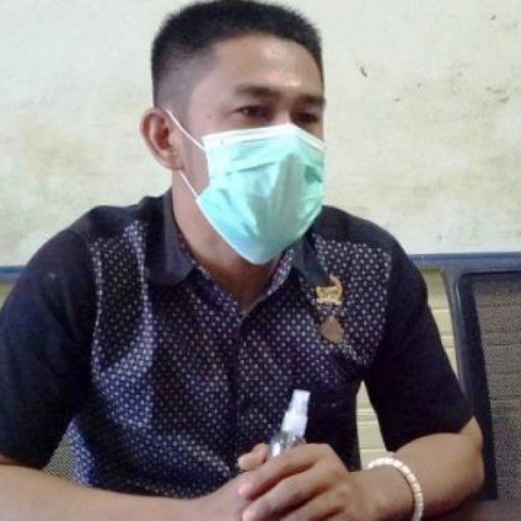 Minim Sarjana di Daerah Pemilihanya, Anggota DPRD Kotabaru Ini Fasilitasi Masyarakat Lewat KIP