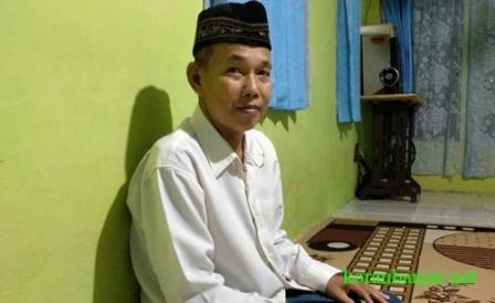 GURU NGAJI – Syahriansyah seorang guru ngaji yang tanpa pamrih asal Kota Barabai, Kalsel. (foto: ramli)