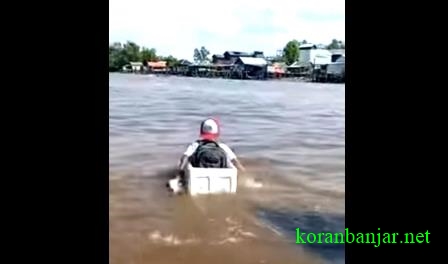 BOCAH SD - Ketiga bocah SD terombang-ambing di sungai Riting, Sumatera Selatan.(foto: tangkapan layar video)