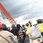PADAT – Pengendara roda dan empat memenuhi jembatan Alalak alias jembatan Ading Basit di Kota Banjarmasin, Kalsel. (foto: tangkapan layar video).