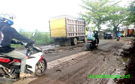 JALAN RUSAK – Kendaraan roda empat maupun roda dua kesulitan melintasi jalan rusak di Kabupaten HST, Kalsel.(foto: ramli/koranbanjar.net)