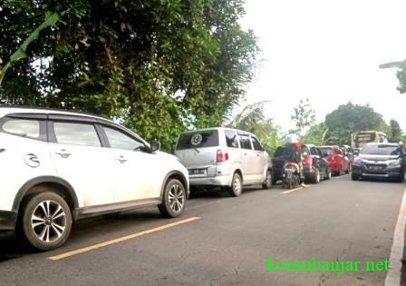 MACET – Mobil-mobil terjebak dalam kemacetan di jalan rusak Kabupaten HST, Kalsel. (foto: ramli/koranbanjar.net) 