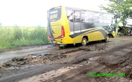 BUS – Kendaraan bus menghindari jalan rusak di Kabupaten HST. (foto: ramli/koranbanjar.net)