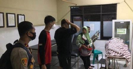 EVAKUASI – Korban, mahasiswa Kalteng saat dibawa ke rumah sakit dan dinyatakan meninggal dunia. (foto: Borneo24/koranbanjar.net)