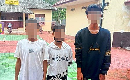 DIAMANKAN – Tiga anak di bawah umur yang diduga terlibat tawuran di Wisata Siring, Jalan Piere Tendean, Kota Banjarmasin, Kalsel. (foto: Humas Polri)