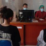 MELAPOR – Dua siswi, korban pengeroyokan melapor ke pihak kepolisian di wilayah Polda Kalteng. (foto: Borneo24/koranbanjar.net)
