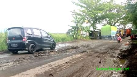 HANCUR – Salah satu jalan rusak di perbatasan Kabupaten HST dan HSU. (foto: ramli/koranbanjar.net)