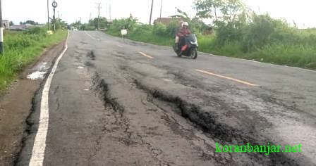 BERGELOMBANG – Jalan utama di wilayah Kabupaten HST, Kalsel sudah mulai ambles dan terbelah.
