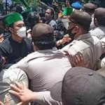 Aksi demo para mahasiswa dari HMI Provinsi Kalsel di depan gedung DPRD Kalsel, terlibat aksi saling dorong dengan aparat. (foto: leon)